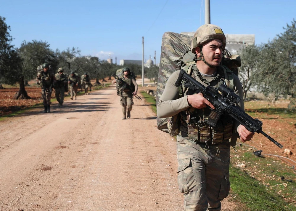 Quân đội Thổ Nhĩ Kỳ được triển khai đến thành phố Idlib, Syria ngày 20/2 vừa qua. (Ảnh: AFP/TTXVN)