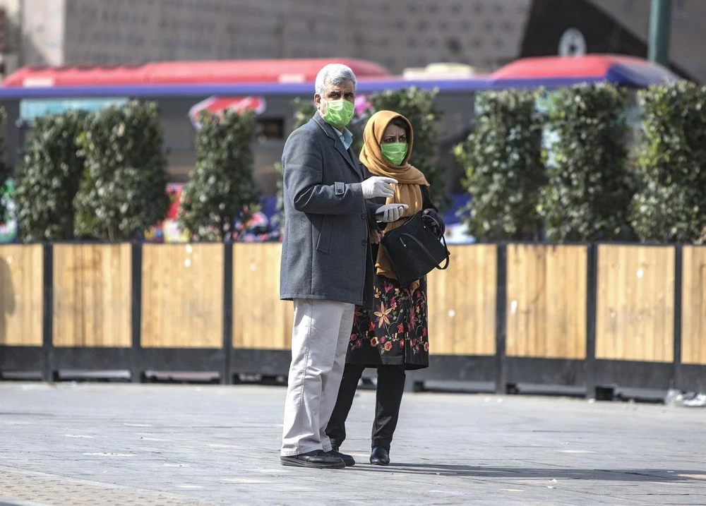 Người dân đeo khẩu trang để phòng tránh lây nhiễm virus SARS-CoV-2 tại Tehran của Iran, ngày 23/2 vừa qua. (Ảnh: THX/TTXVN)