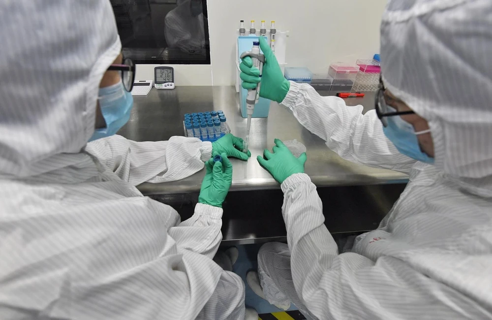 Thử nghiệm bộ dụng cụ xét nghiệm axit nucleic tại một công ty chế phẩm vi sinh ở thành phố Thành Đô, tỉnh Tứ Xuyên, Trung Quốc ngày 24/2. (Ảnh: THX/TTXVN)