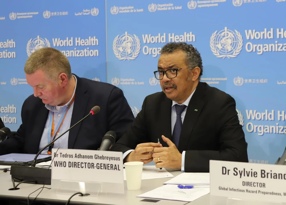 Tổng giám đốc WHO Tedros Adhanom Ghebreyesus (phải) phát biểu tại cuộc họp báo ở Geneva, Thụy Sĩ. (Ảnh: THX/TTXVN)