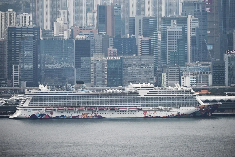 Tàu du lịch "World Dream" neo tại Kai Tak, Hong Kong, Trung Quốc, ngày 5/2 vừa qua. (Ảnh: AFP/TTXVN)