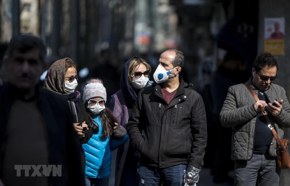 Người dân đeo khẩu trang để phòng tránh lây nhiễm COVID-19 tại Tehran, Iran, ngày 23/2/2020. (Ảnh: THX/TTXVN)