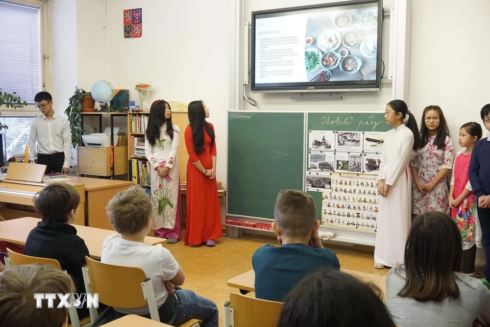 Các em học sinh giới thiệu về truyền thống gia đình Việt Nam. (Ảnh: Hồng Kỳ/TTXVN)