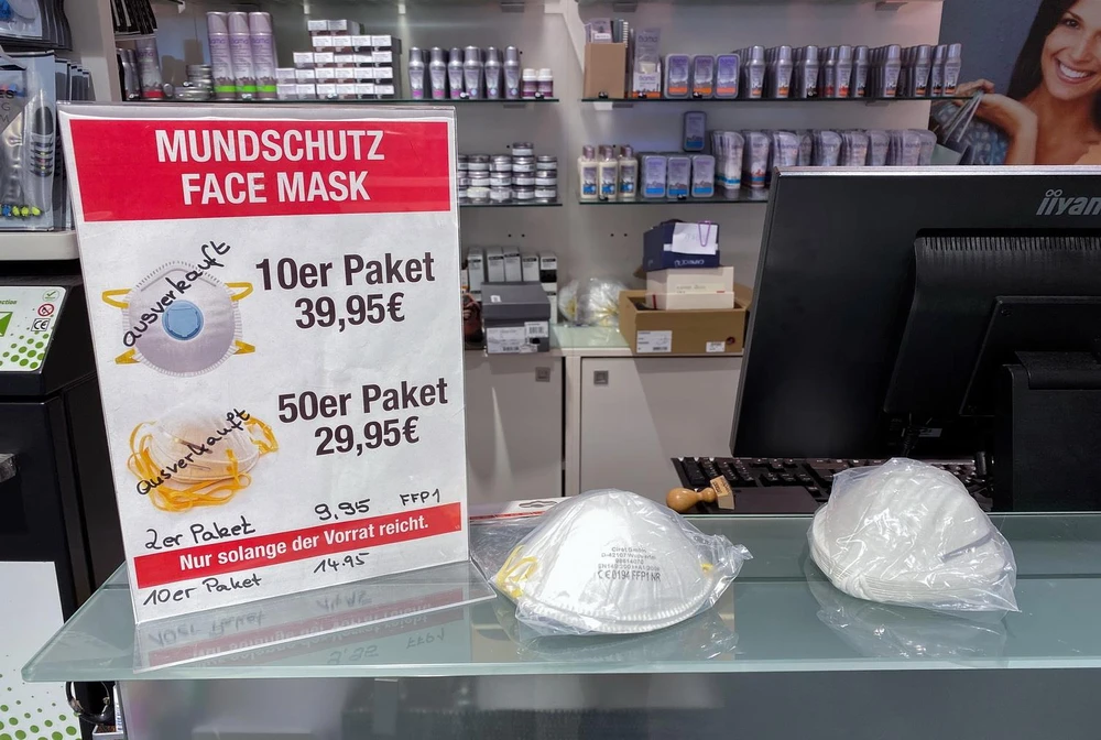 Một cửa hàng tại Berlin, Đức, thông báo "Hết hàng" khẩu trang trong bối cảnh bùng phát dịch COVID-19, ngày 28/2 vừa qua. (Ảnh: AFP/TTXVN)