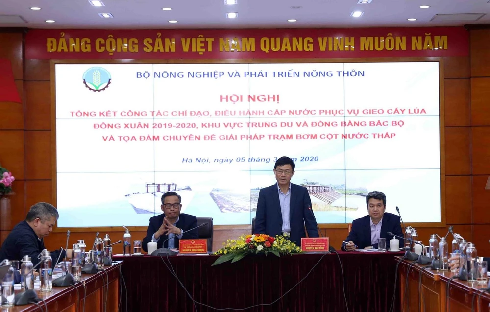 Tổng Cục trưởng Tổng Cục Thủy lợi, Bộ Nông nghiệp và Phát triển Nông thôn Nguyễn Văn Tỉnh phát biểu tại Hội nghị. (Ảnh: Vũ Sinh/TTXVN)