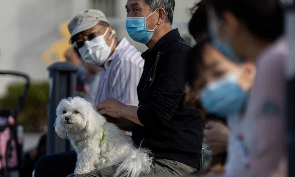 Nhân viên y tế kiểm tra thân nhiệt của bệnh nhân bị nghi nhiễm dịch COVID-19 tại bệnh viện ở Hong Kong, Trung Quốc ngày 4/2 vừa qua. (Ảnh: AFP/TTXVN)
