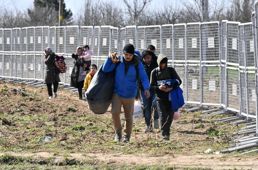 Người di cư tiến về khu vực biên giới Thổ Nhĩ Kỳ-Hy Lạp tại tỉnh Edirne, Thổ Nhĩ Kỳ, ngày 3/3 vừa qua. (Ảnh: THX/TTXVN)