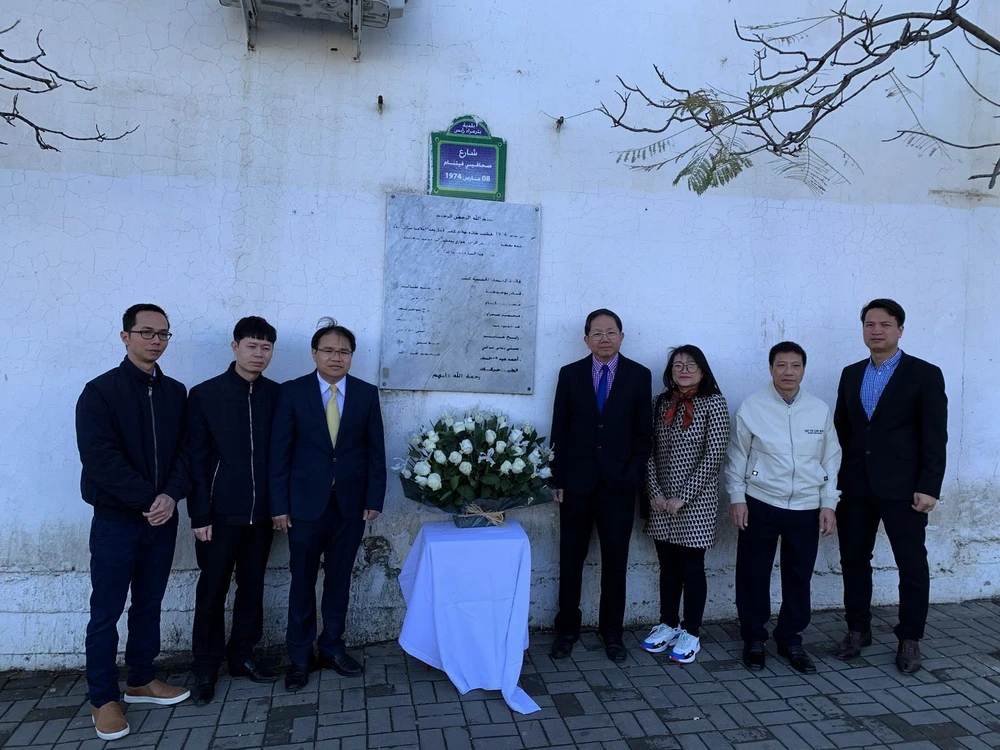 Các cán bộ của Đại sứ quán và các cơ quan bên cạnh tại buổi lễ đặt vòng hoa tưởng nhớ 15 nhà báo Algeria hy sinh trong một tai nạn máy bay ở Việt Nam năm 1974. (Ảnh: Tấn Đạt/TTXVN)