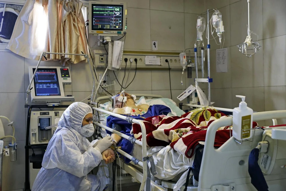 Nhân viên y tế điều trị cho bệnh nhân nhiễm COVID-19 tại bệnh viện ở Tehran, Iran. (Ảnh: AFP/TTXVN)