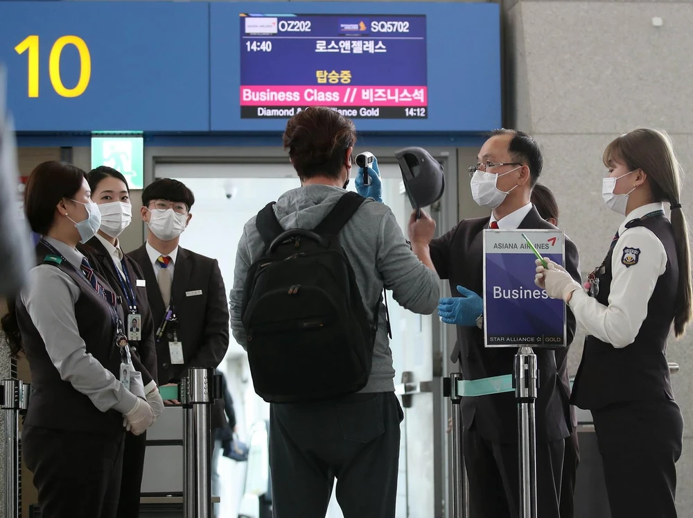 Hành khách trở về Mỹ được kiểm tra thân nhiệt nhằm ngăn chặn sự lây lan của dịch COVID-19 tại sân bay quốc tế Incheon, Hàn Quốc ngày 3/3 vừa qua. (Ảnh: YONHAP/TTXVN)
