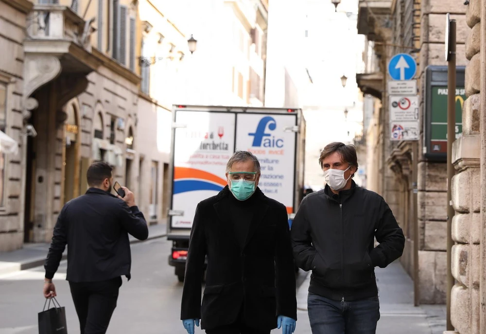 Người dân đeo khẩu trang để phòng tránh lây nhiễm COVID-19 tại Rome, Italy, ngày 10/3 vừa qua. (Ảnh: THX/TTXVN)
