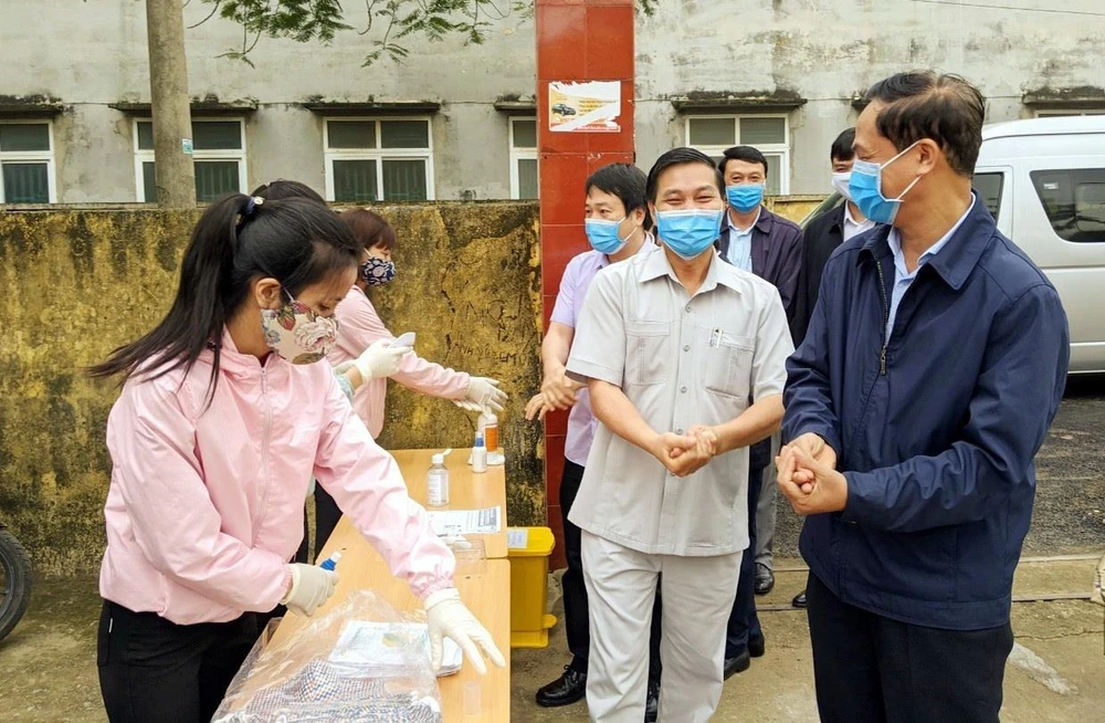 Chủ tịch UBND thành phố Hải Phòng Nguyễn Văn Tùng kiểm tra công tác phòng dịch tại chốt kiểm soát y tế phòng chống dịch bệnh huyện Cát Hải. (Ảnh: TTXVN)