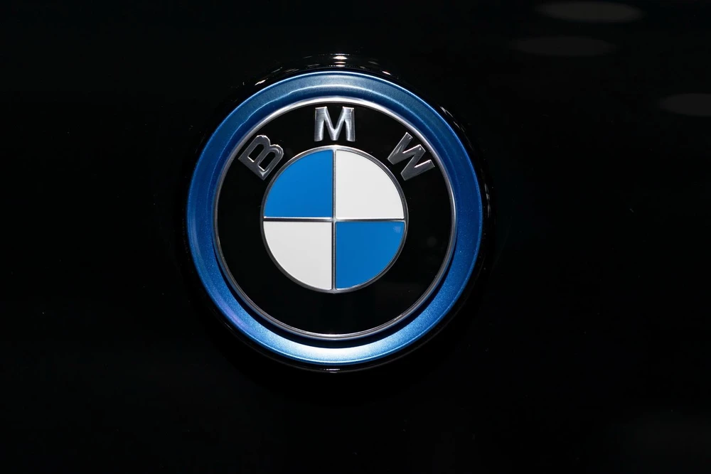 Biểu tượng của Tập đoàn sản xuất ô tô BMW tại Triển lãm ôtô ở Brussels,Bỉ, ngày 9/1 vừa qua. (Ảnh: AFP/TTXVN)