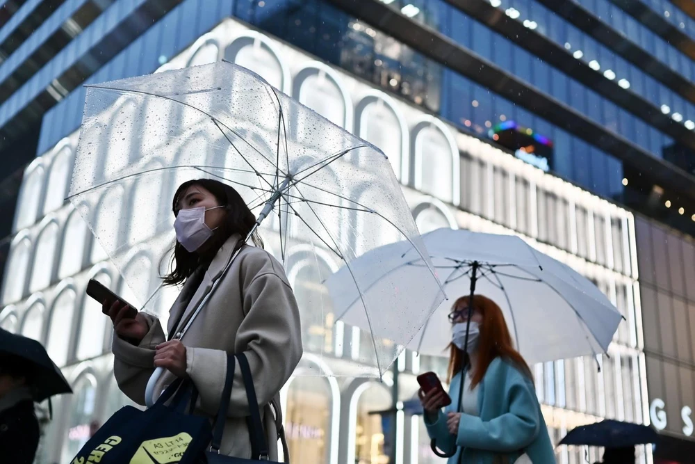 Người dân đeo khẩu trang để phòng tránh lây nhiễm COVID-19 tại Tokyo, Nhật Bản, ngày 10/3 vừa qua. (Ảnh: AFP/TTXVN)