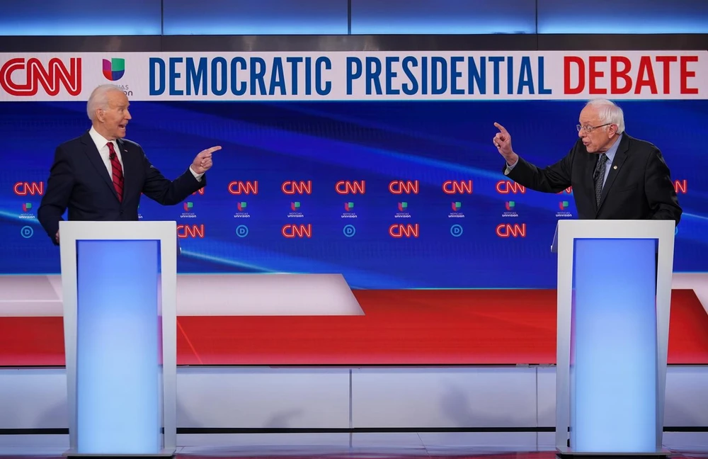 Cựu Phó Tổng thống Mỹ Joe Biden (trái) và Thượng Nghị sỹ tiểu bang Vermont Bernie Sanders tại cuộc tranh luận trực tiếp trong cuộc đua giành vé ứng viên Tổng thống của đảng Dân chủ ở Washington DC, ngày 15/3 vừa qua. (Ảnh: AFP/TTXVN)