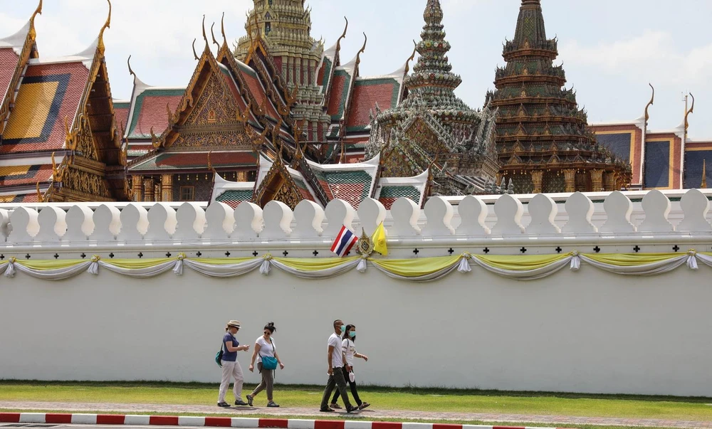 Du khách thăm quan bên ngoài Hoàng cung Thái Lan ở Bangkok ngày 8/3 vừa qua. (Ảnh: THX/TTXVN)