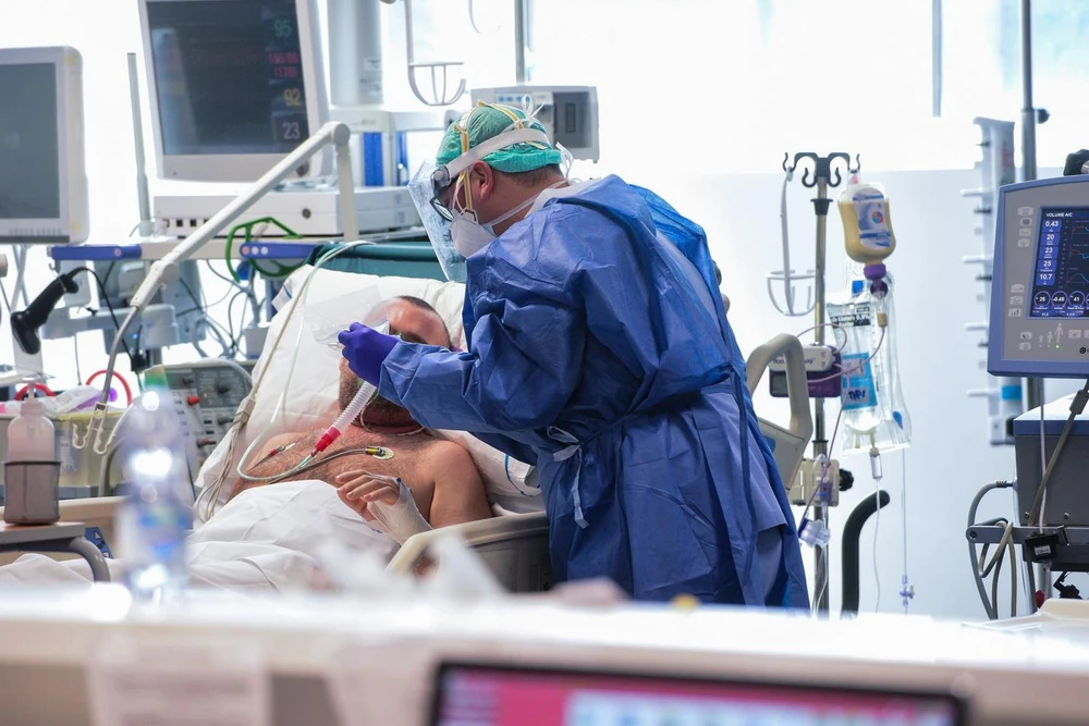 Nhân viên y tế điều trị cho bệnh nhân nhiễm COVID-19 tại bệnh viện ở Lombardy, Italy ngày 17/3 vừa qua. (Ảnh: AFP/TTXVN)