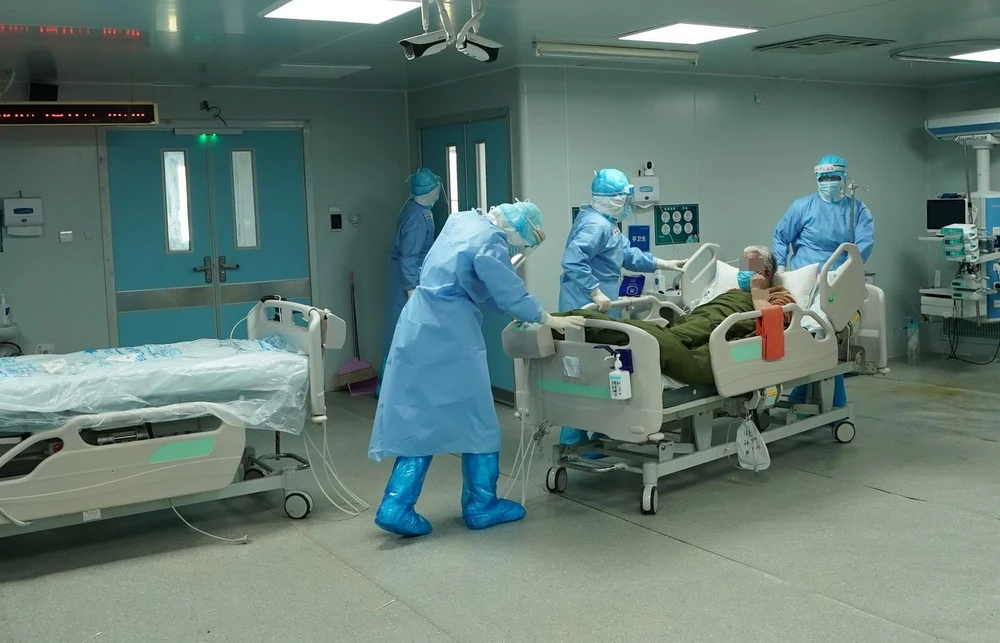 Nhân viên y tế điều trị cho bệnh nhân nhiễm COVID-19 tại bệnh viện ở Vũ Hán, tỉnh Hồ Bắc, Trung Quốc. (Ảnh: THX/TTXVN)