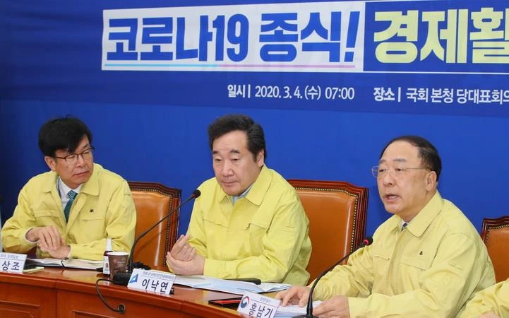 Bộ trưởng Tài chính Hàn Quốc Hong Nam-ki - bên phải. (Ảnh: Yonhap/TTXVN)