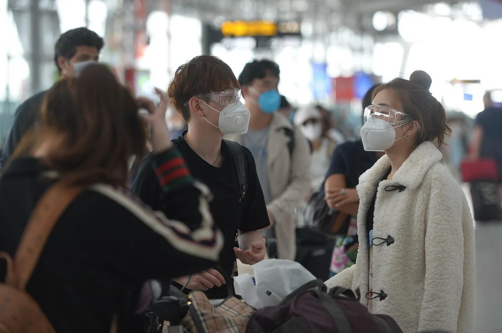 Hành khách đeo khẩu trang để phòng tránh lây nhiễm COVID-19 tại sân bay Suvarnabhumi ở Bangkok, Thái Lan. (Ảnh: THX/TTXVN)