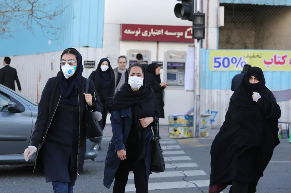 Người dân Iran đeo khẩu trang phòng chống dịch COVID-19 ở Tehran. (Ảnh: AFP/TTXVN)