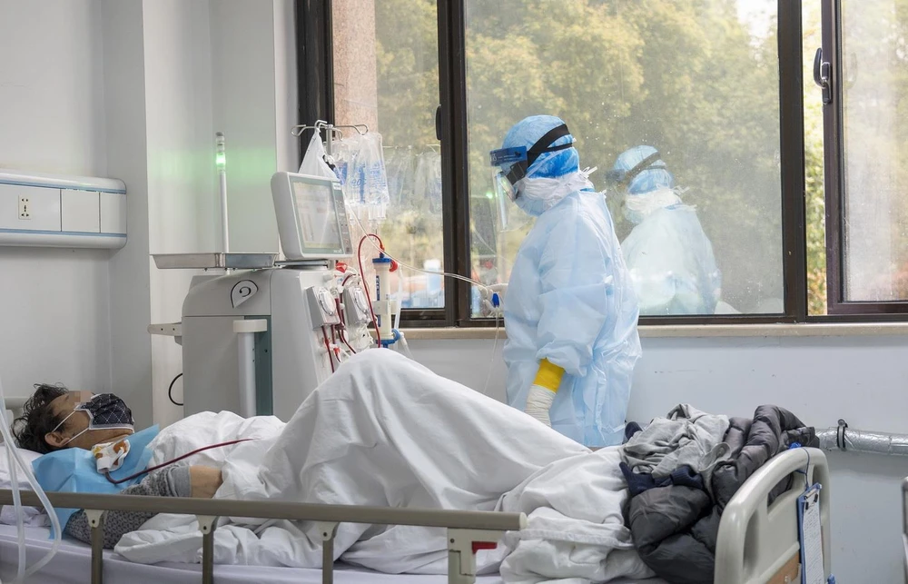 Nhân viên y tế chăm sóc bệnh nhân nhiễm COVID-19 tại một bệnh viện ở Vũ Hán, Trung Quốc ngày 21/3 vừa qua. (Ảnh: THX/TTXVN)