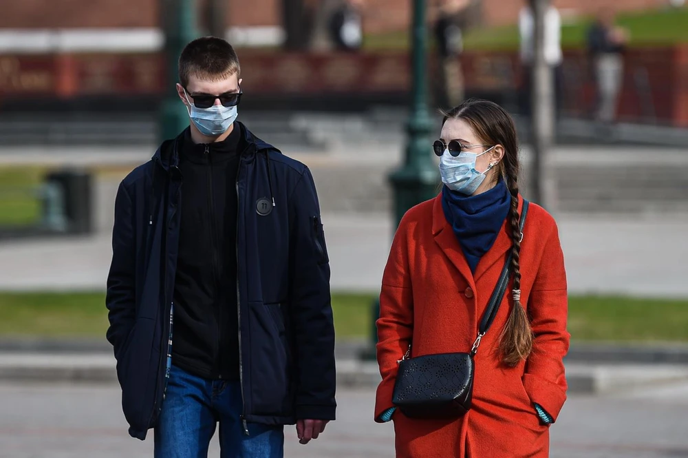 Người dân đeo khẩu trang nhằm ngăn chặn sự lây lan của dịch COVID-19 tại Moskva, Nga ngày 27/3 vừa qua. (Ảnh: THX/TTXVN)