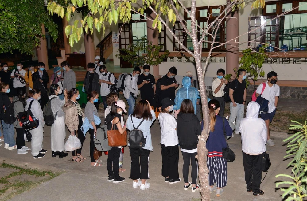 Những công dân từ nước ngoài trở về được cách ly tại khu cách ly Trường Quân sự tỉnh Tiền Giang. (Ảnh: Nam Thái/TTXVN)