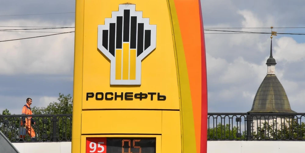 Biểu tượng Rosneft tại trạm xăng ở Moskva, Nga. (Ảnh: AFP/TTXVN)
