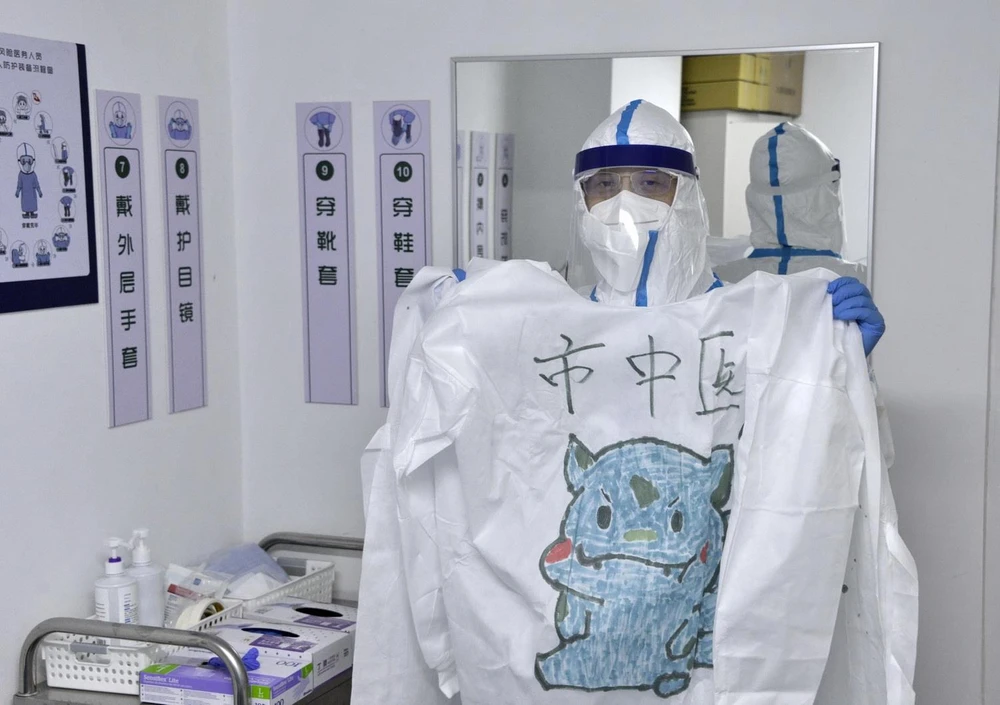 Nhân viên y tế trong trang phục bảo hộ tại bệnh viện ở Bắc Kinh, Trung Quốc, ngày 30/3. (Ảnh: THX/TTXVN)