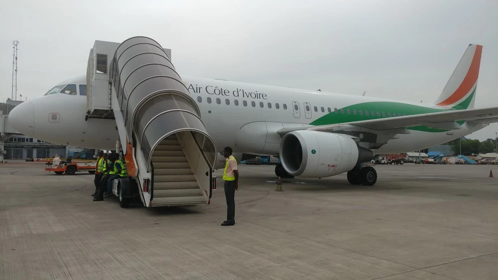 Máy bay của hãng hàng không Air Côte d'Ivoire tại sân bay quốc tế Félix-Houphouët-Boigny, Côte d'Ivoire. (Ảnh: TTXVN)