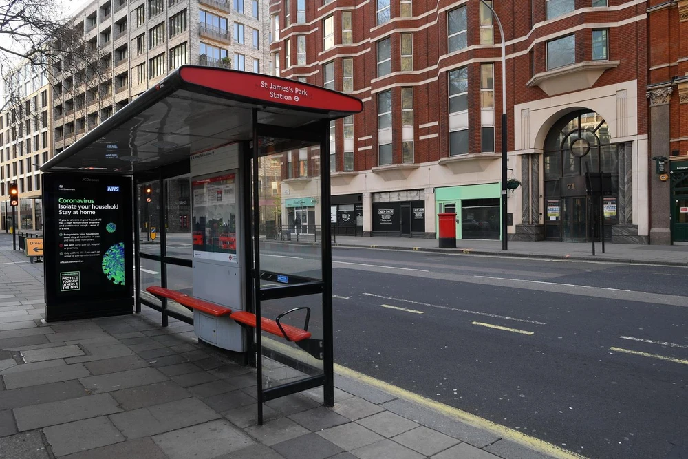 Cảnh vắng vẻ tại bến xe buýt ở London, Anh ngày 24/3 vừa qua, trong bối cảnh dịch COVID-19 lan rộng. (Ảnh: AFP/TTXVN)