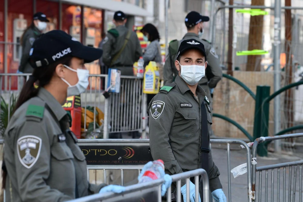 Cảnh sát Israel đeo khẩu trang phòng dịch COVID-19 khi làm nhiệm vụ tại thành phố Bnei Brak ngày 3/4 vừa qua. (Ảnh: THX/TTXVN)