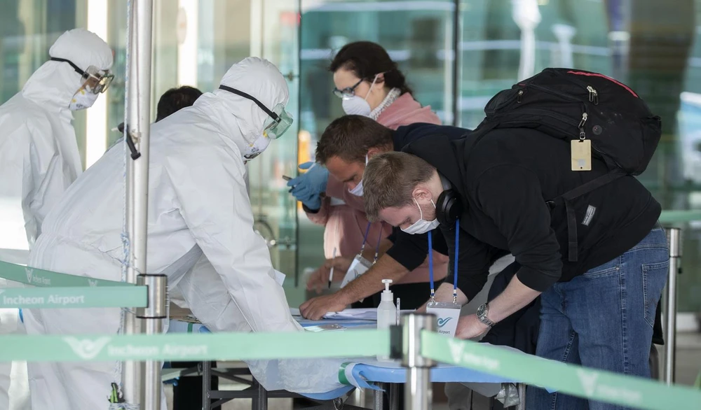 Hành khách khai báo y tế tại sân bay quốc tế Incheon, Hàn Quốc trong bối cảnh dịch COVID-19 lan rộng. (Ảnh: THX/TTXVN)
