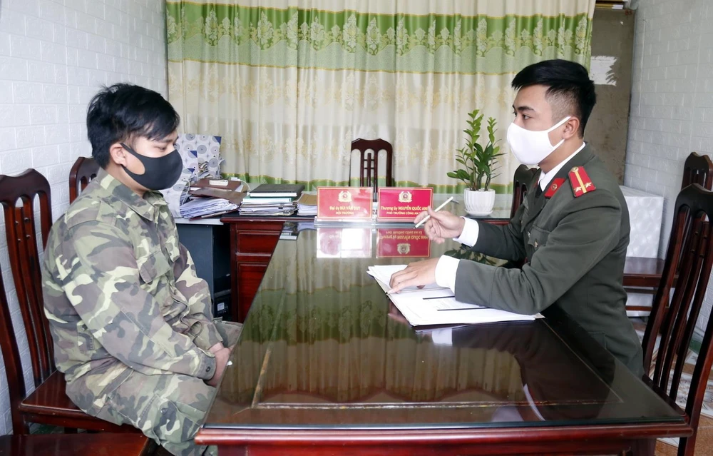 Tại Công an huyện Giao Thủy, Nguyễn Văn Nguyện thừa nhận hành vi đăng tin sai sự thật về dịch COVID-19 trên mạng xã hội Facebook. (Ảnh: TTXVN phát)