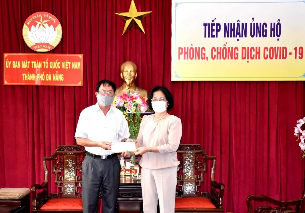 Trao tiền ủng hộ phòng chống dịch COVID-19 cho Mặt trận Tổ quốc Việt Nam thành phố Đà Nẵng. (Ảnh: TTXVN phát)