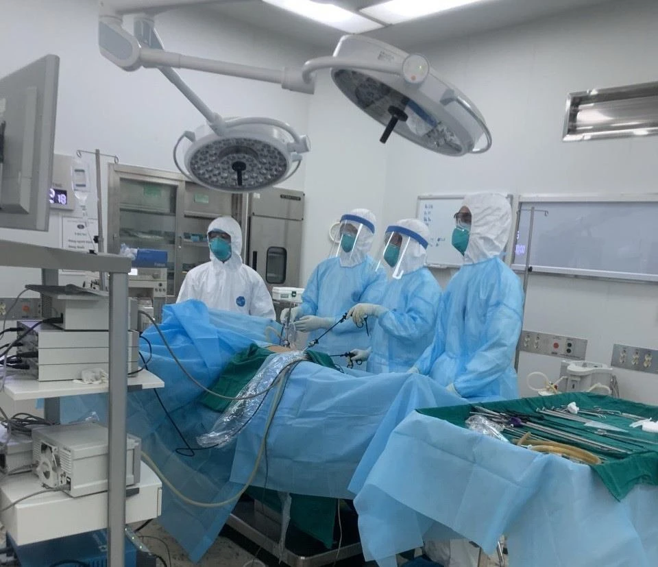 Những bác sỹ, nhân viên y tế Bệnh viện Bệnh Nhiệt đới Trung ương cơ sở 2 đang ngày đêm nỗ lực điều trị cho các bệnh nhân COVID-19 nặng. (Ảnh: TTXVN phát)