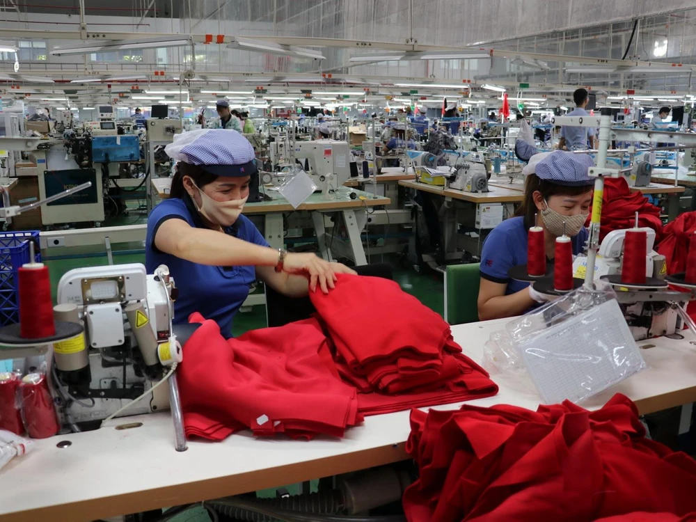 Công ty TNHH New Apparel Far Eastern Việt Nam ở Khu công nghiệp Bắc Đồng Phú vẫn sản xuất bình thường. (Ảnh: Dương Chí Tưởng/TTXVN)
