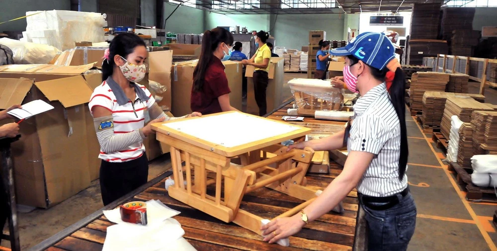 Sản xuất đồ gỗ xuất khẩu tại huyện Đông Anh của Hà Nội. (Ảnh: Đỗ Phương Anh/TTXVN)