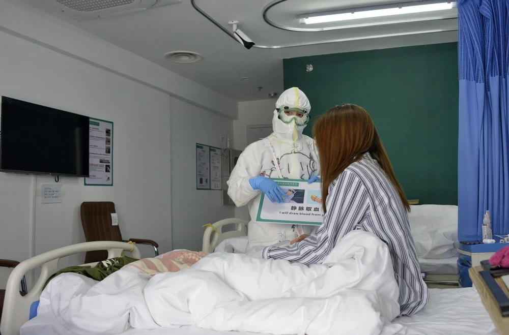 Nhân viên y tế chăm sóc bệnh nhân nhiễm COVID-19 tại bệnh viện ở Bắc Kinh, Trung Quốc, ngày 30/3 vừa qua. (Ảnh: THX/TTXVN)