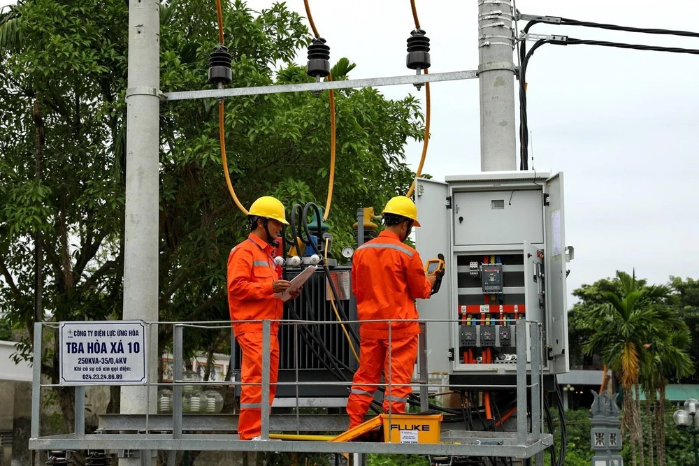 Công nhân Tổng Công ty Điện lực thành phố Hà Nội vận hành cung cấp điện cho các phụ tải trên địa bàn. (Ảnh: Ngọc Hà/TTXVN)