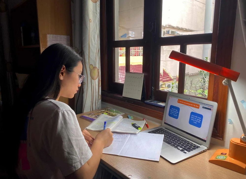 Học sinh trường THPT Việt Đức (Hà Nội) học trực tuyến tại nhà. (Ảnh: TTXVN phát)