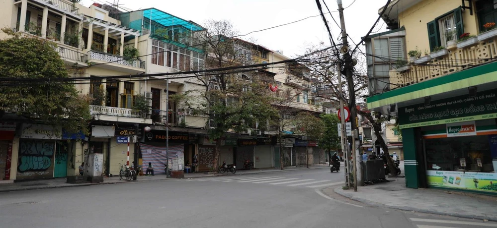 Các cửa hàng kinh doanh trên phố Hàng Gai, quận Hoàn Kiếm đã tạm đóng cửa. (Ảnh: Thanh Tùng/TTXVN)