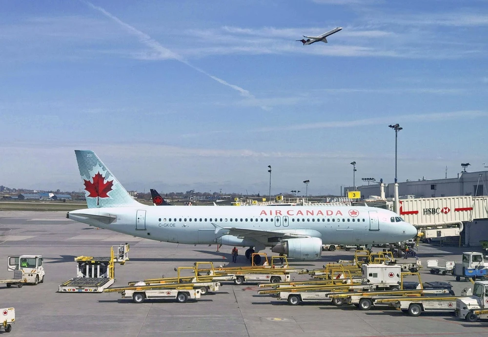 Máy bay của Hãng hàng không Air Canada tại sân bay Trudeau, gần Montreal. (Ảnh: AFP/TTXVN)
