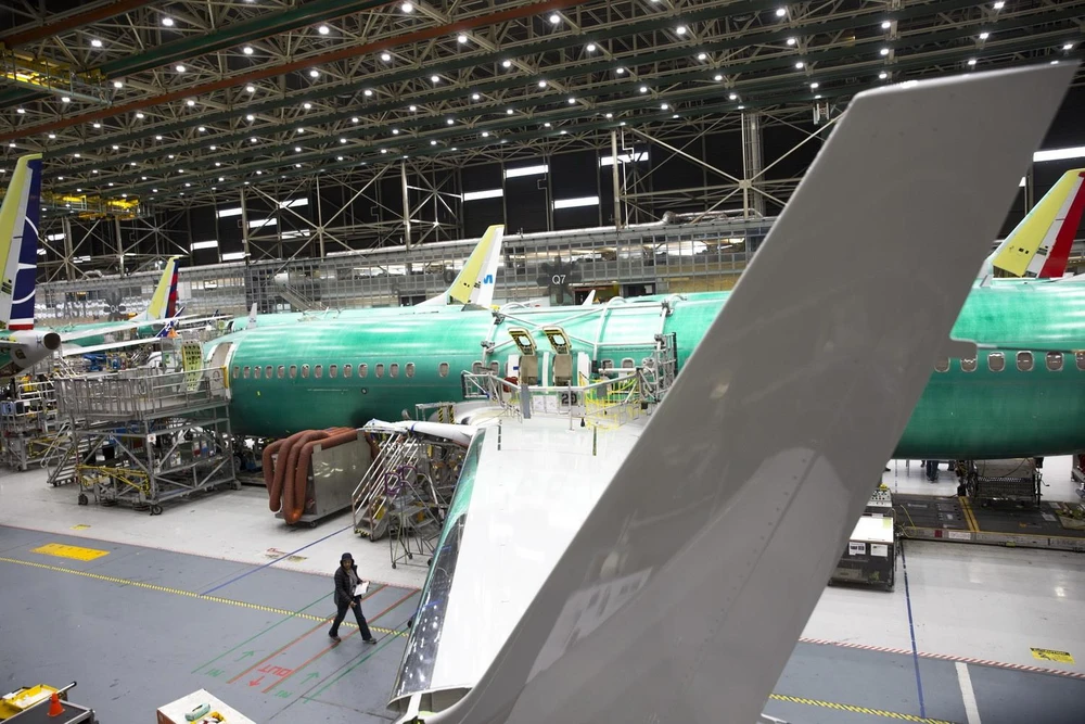 Công nhân làm việc tại nhà máy sản xuất máy bay của Hãng Boeing ở Renton, Washington của Mỹ. (Ảnh: AFP/TTXVN)