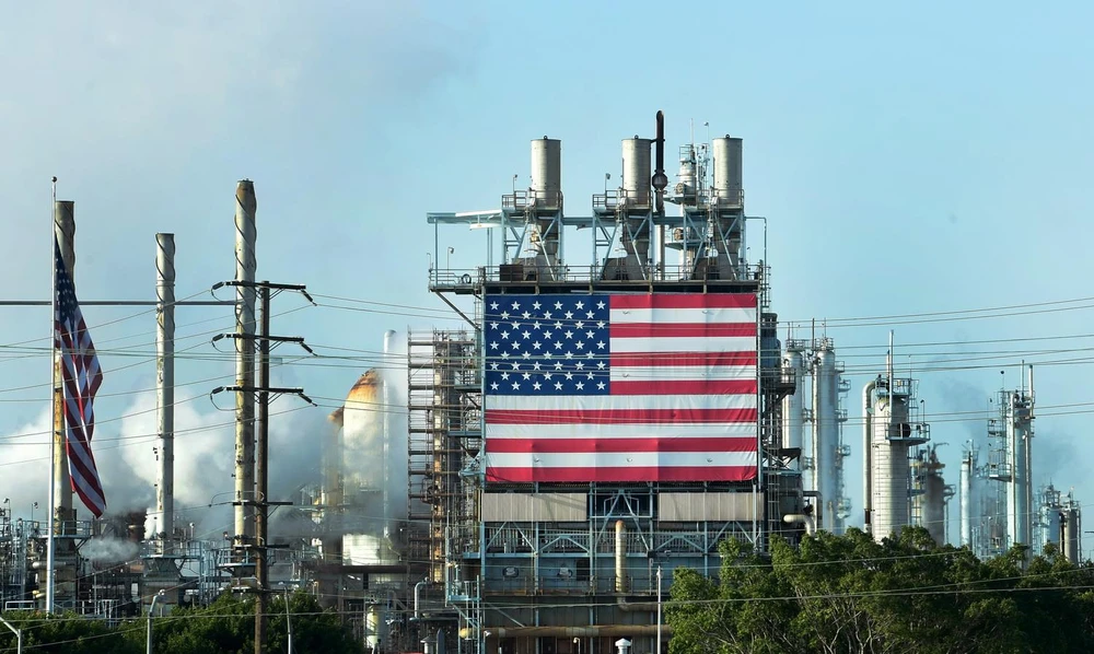 Cơ sở lọc dầu Wilmington của Mỹ ở Los Angeles, California, ngày 21/4. (Ảnh: AFP/TTXVN)