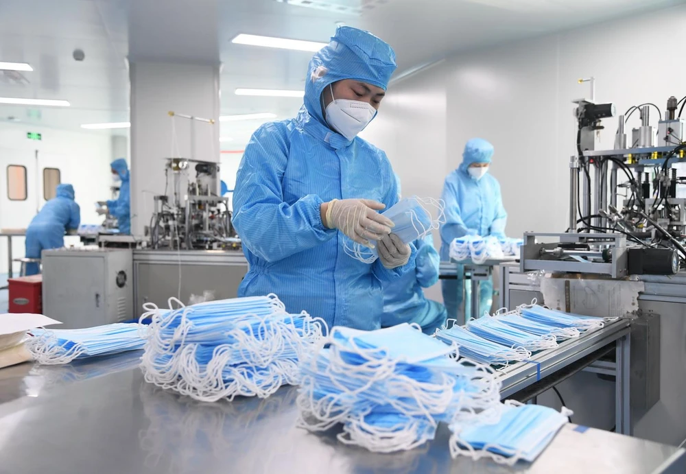 Một nhà máy sản xuất khẩu trang của Tập đoàn Y tế Naton ở Bắc Kinh, Trung Quốc, ngày 11/3 vừa qua. (Ảnh: THX/TTXVN)