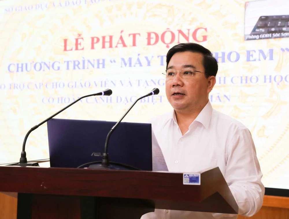 Giám đốc Sở Giáo dục và Đào tạo thành phố Hà Nội Chử Xuân Dũng phát động chương trình "Máy tính cho em." (Ảnh: Thanh Tùng/TTXVN)