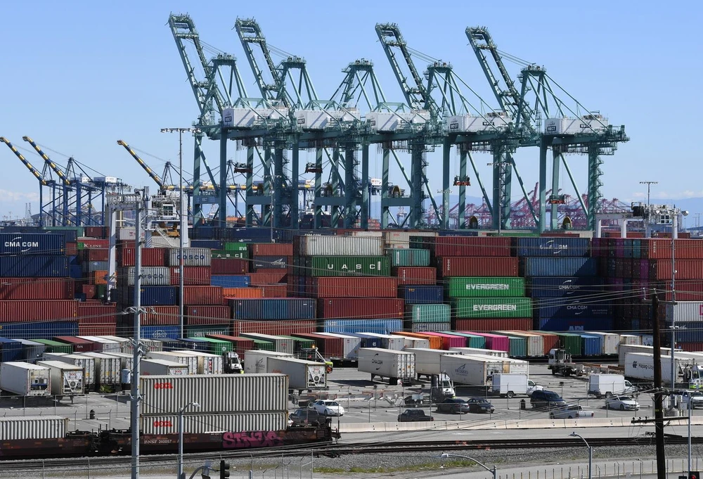 Container hàng hóa được bốc dỡ tại cảng Long Beach ở Los Angeles, California, Mỹ. (Ảnh: AFP/TTXVN)