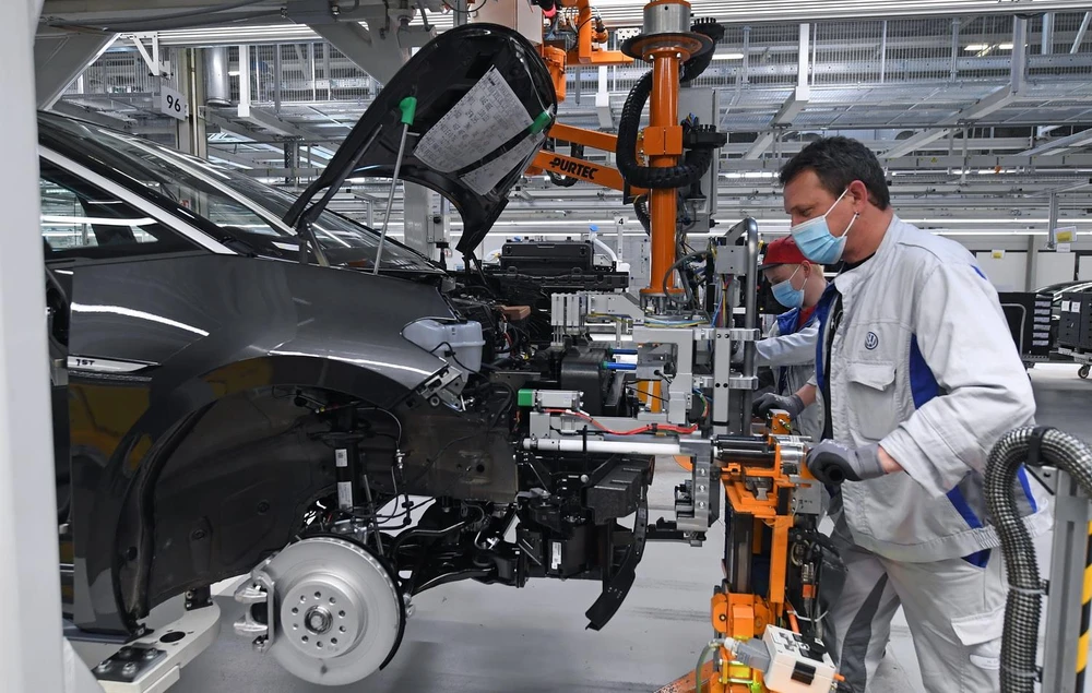 Công nhân làm việc tại nhà máy của hãng Volkswagen ở Zwickau, miền đông nước Đức, ngày 23/4 vừa qua. (Ảnh: AFP/TTXVN)